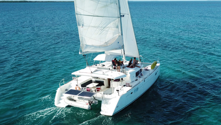 Dream yacht charter båt