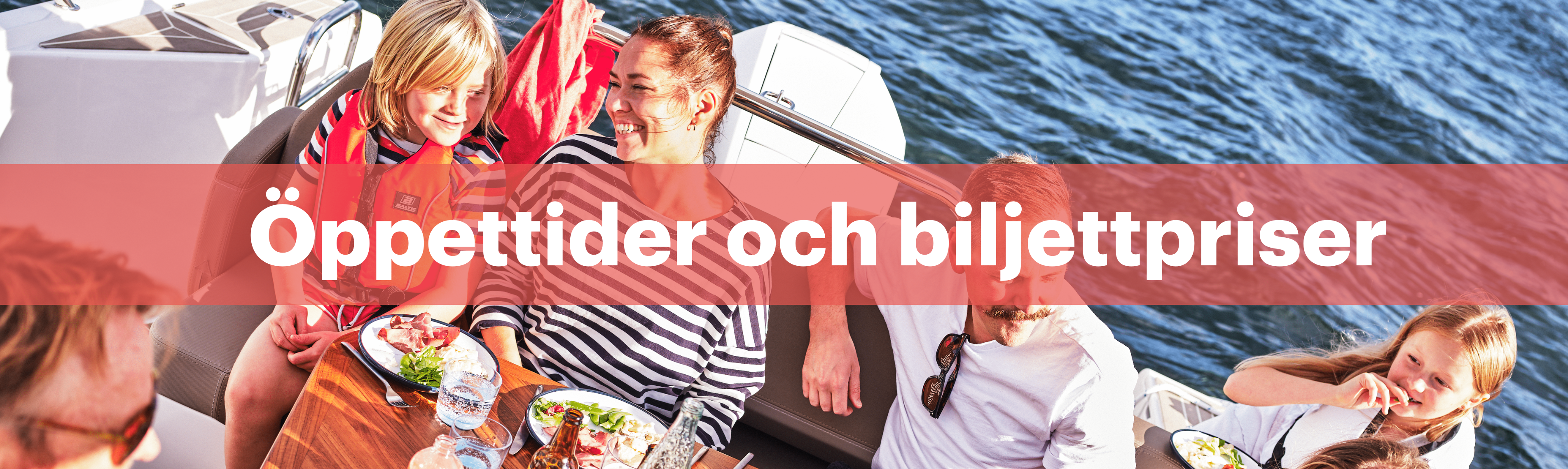 Text "Öppettider och biljettpriser" - mamma, pappa, morfar, barn - skrattandes i en båt i solen medan de äter lunch